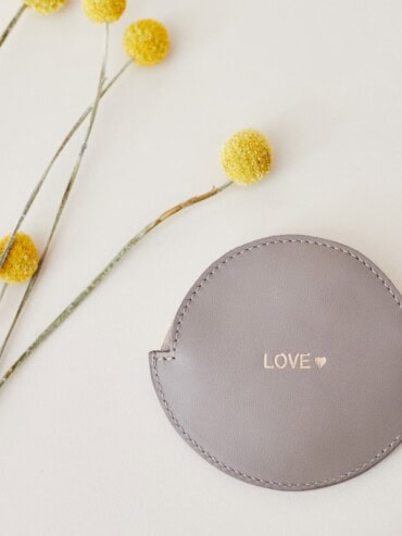 Porte-monnaie beige rond en cuir avec message love. Chez poisson plume