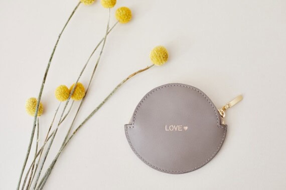 Porte-monnaie beige rond en cuir avec message love. Chez poisson plume