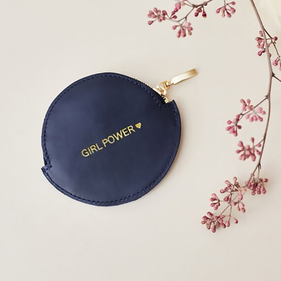 porte-monnaie rond en cuir message Girl Power chez Poisson Poume