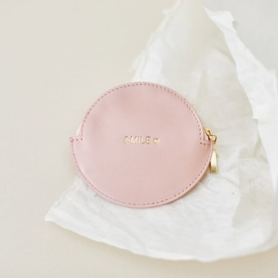 Porte-monnaie rond rose poudré avec inscription smile chez poisson plume