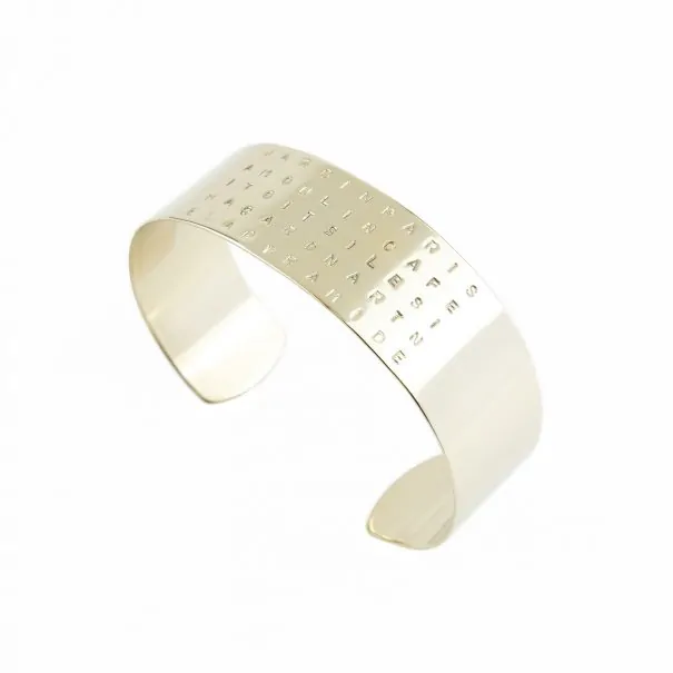 Bracelet personnalisé, gravé "PARIS". un bijou de créateur créé pour Poisson Plume bijoux.