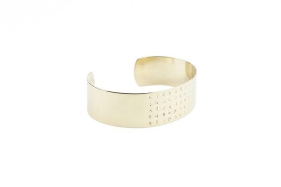 Bracelet personnalisé, gravé "ensemble". un bijou de créateur créé pour Poisson Plume bijoux.