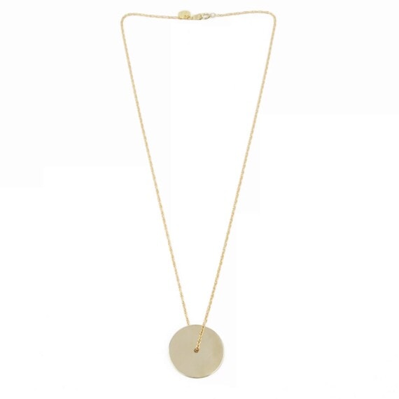 Collier médaille pendetif disque plein, en plaqué or. Un bijou de créateur made in France.