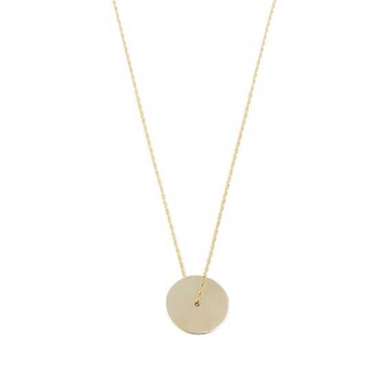 Collier de créateur. Un pendentif disque dorée, en plaqué or. chez poisson plume