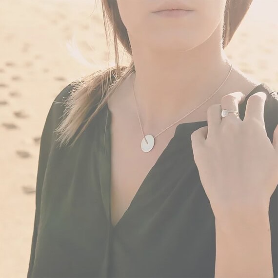 Collier pendentif disque soleil en plaque or
