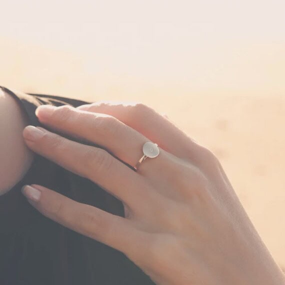 Bague Valentine, gravée d'un coeur. Un bijou fait main chez poisson plume.