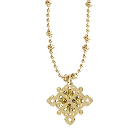 Collier medaille de créateur Paris. Fil or gold.