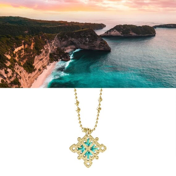 collier médaille brodé de fil turquoise. fait-main à Paris.