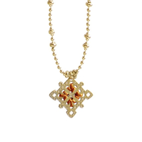 Collier médaille de créateur doré et cuivré. Chez Poisson Plume bijoux. Un bijou made in France