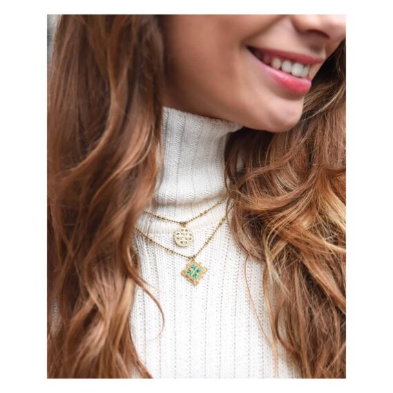collier médaille brodé de fil turquoise. fait-main à Paris.