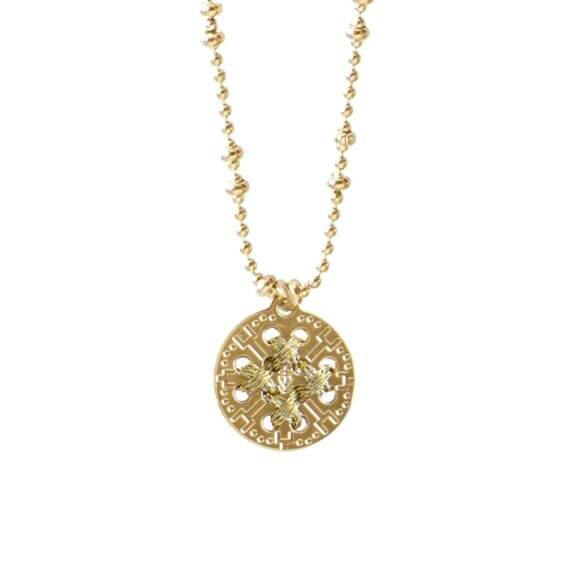 Collier médaille ronde dorée et brodée de fil or. Un bijou fait main à paris