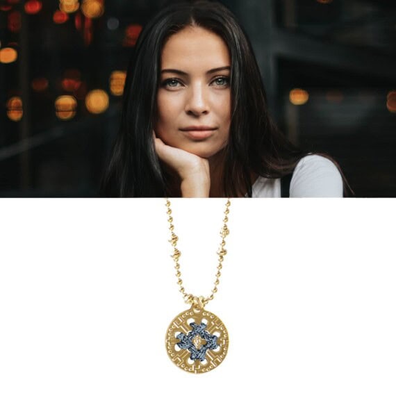 Collier médaille doré et brodé argenté. Une création en vente chez Poisson Plume bijoux
