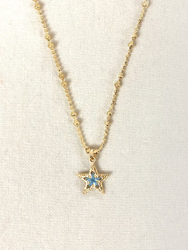 collier médaille étoile bleu ciel. une couleur exclusive pour la bijouterie de créateurs Poisson Plume