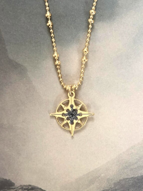 Collier rose des vents gris minéral argenté chez poisson plume bijoux