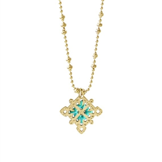 collier médaille brodé de fil turquoise. fait-main à Paris.