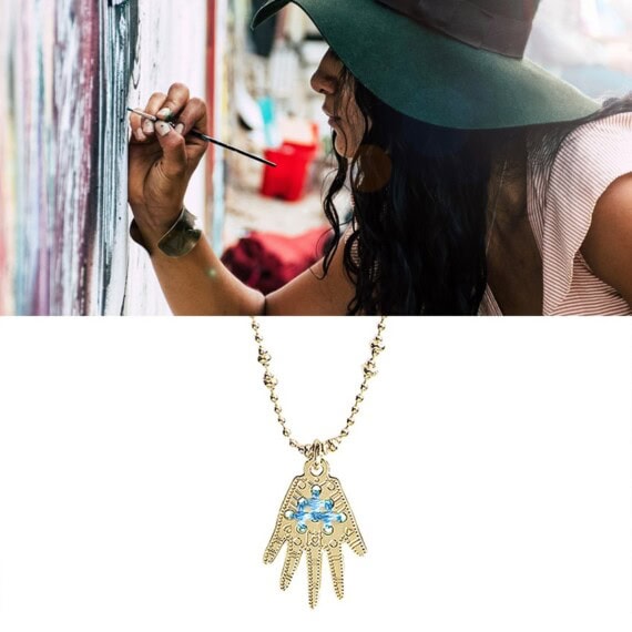 Collier medaille Frida bleu ideal chez poisson plume bijoux. Couleur exclusive
