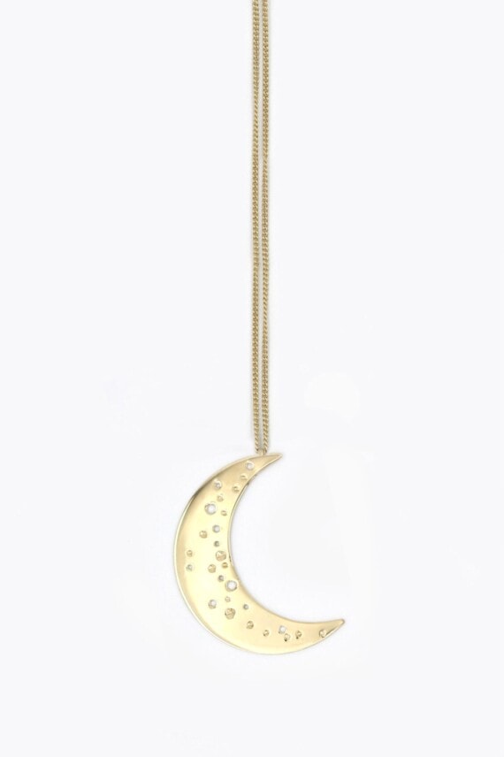 sautoir croissant de lune doré vue d'ensemble