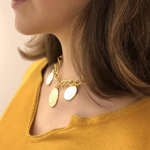 collier ras de cou medailles antiques raphale chez poisson plume