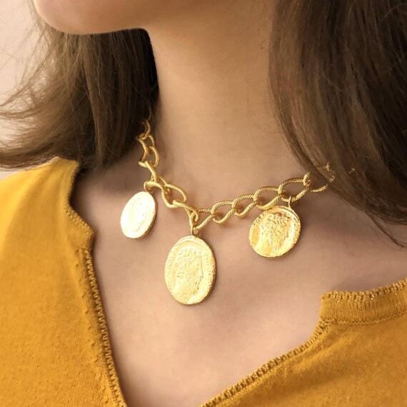 collier ras de cou medailles antiques raphale chez poisson plume