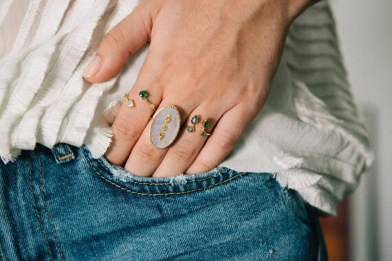 Bague Lana Pierre de Lune photo portee Be Maad chez Poisson Plume bijoux