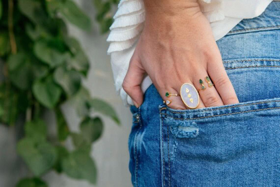 Bague Lana Pierre de Lune photo portee Be Maad chez Poisson Plume bijoux