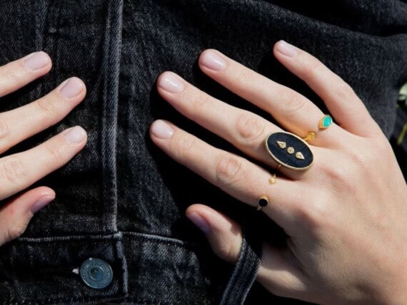 Bague Lana onyx noir texturé de Be Maad. Chez poisson plume bijouterie de créatreurs