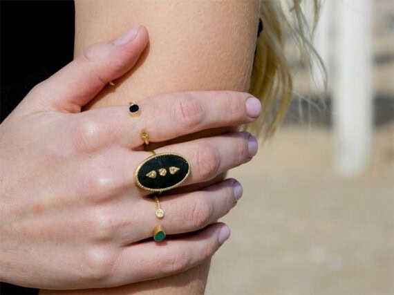 Bague Lana onyx noir texturé de Be Maad. Chez poisson plume bijouterie de créatreurs