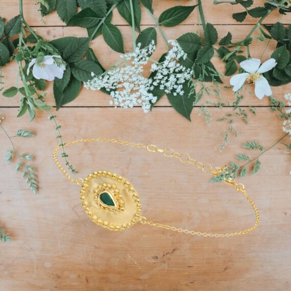 Bracelet medaille emeraude Verine Louise hendricks chez poisson plume bijoux