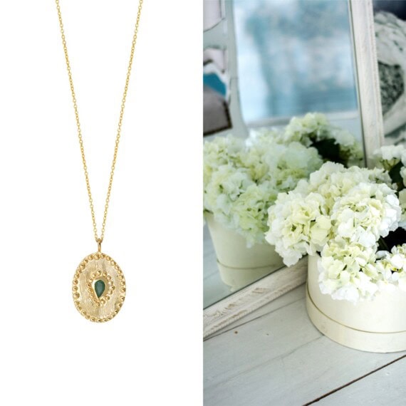 Collier medaille verine emeraude Louise hendricks chez poisson plume bijoux
