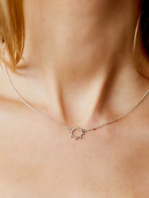 Petit collier soleil espiègle argent femme