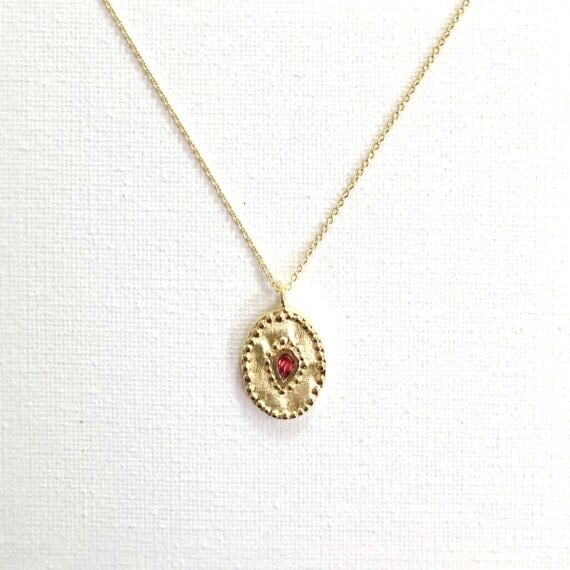 Collier de créateur en détail medaille ovale rhodolite Verine - Louise hendricks chez Poisson Plume bijoux