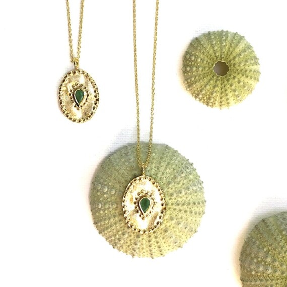 Collier ovale médaille verine emeraude chez Poisson Plume. Un bijou de créateur Louise Hendricks