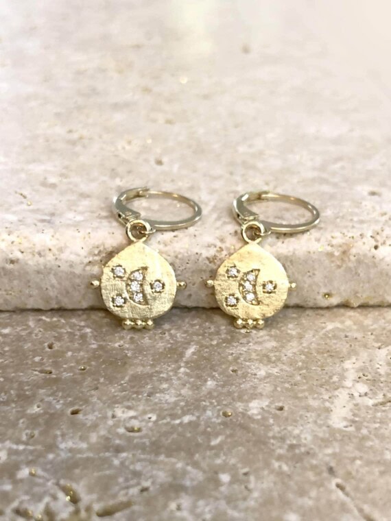Petites boucles d'oreilles lune chez poisson plume bijoux