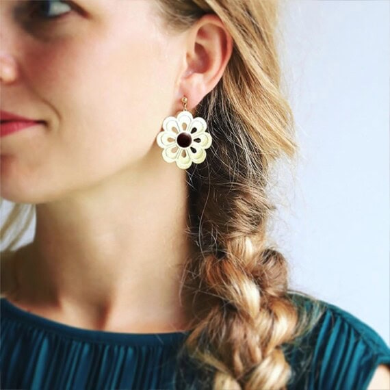 Boucles coachella fleurs agate noire chez poisson plume bijoux