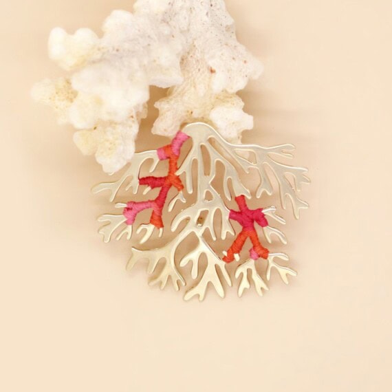 Broche corail christelle dit christensen chez poisson plume