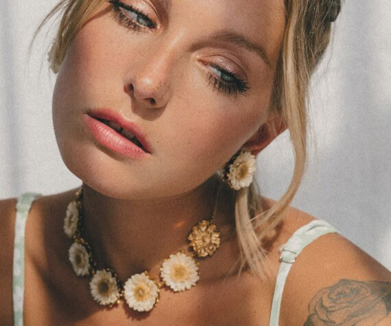 boucles melonne white fleurs elise tsikis