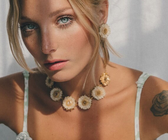boucles melonne white fleurs elise tsikis