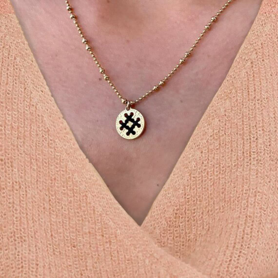 collier médaille ronde détail noir