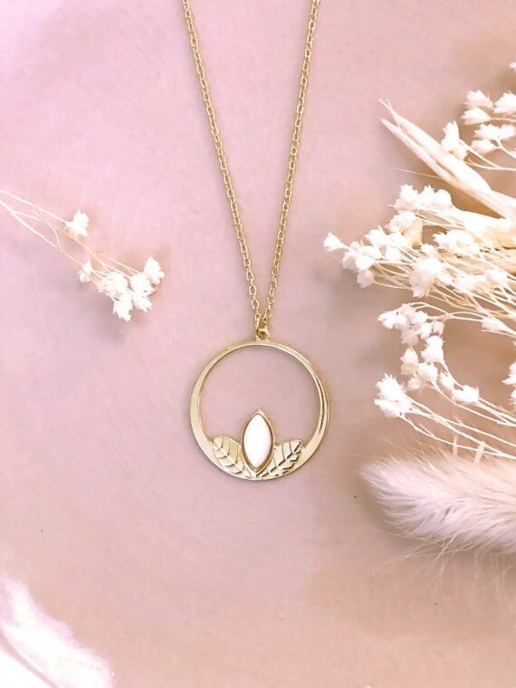 collier clematite nacre chez poisson plume bijoux