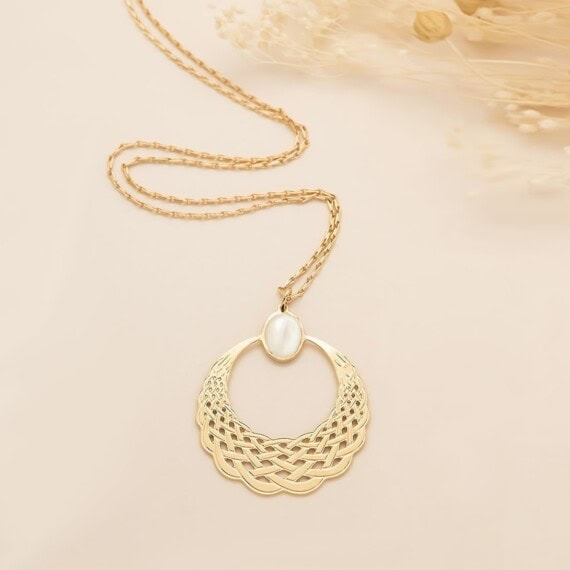 sautoir katniss nacre Aurelie joliff chez poisson plume bijoux