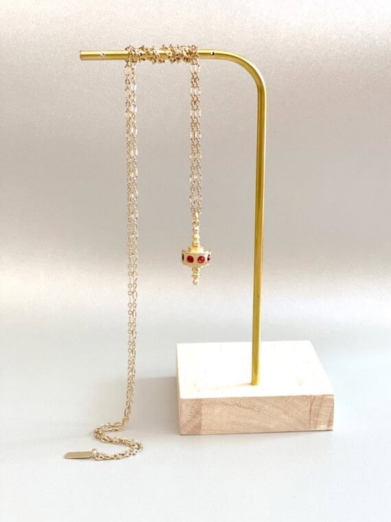 collier toupie grenat chez poisson plume bijoux