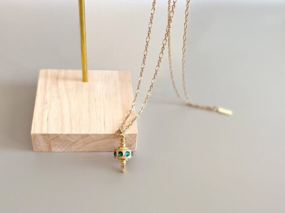 collier toupie vert ermeraude chez poisson plume bijoux