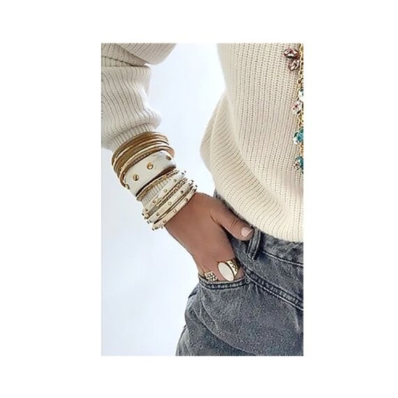 joncs et bracelets en accumulation - melange bijoux