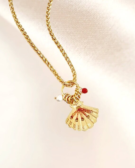 collier amulette cuivrée coquillage poisson plume