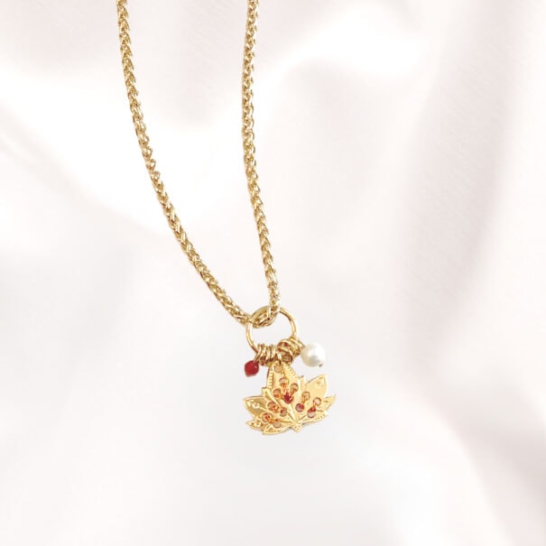 collier amulette cuivrée feuille de lotus poisson plume bjoux
