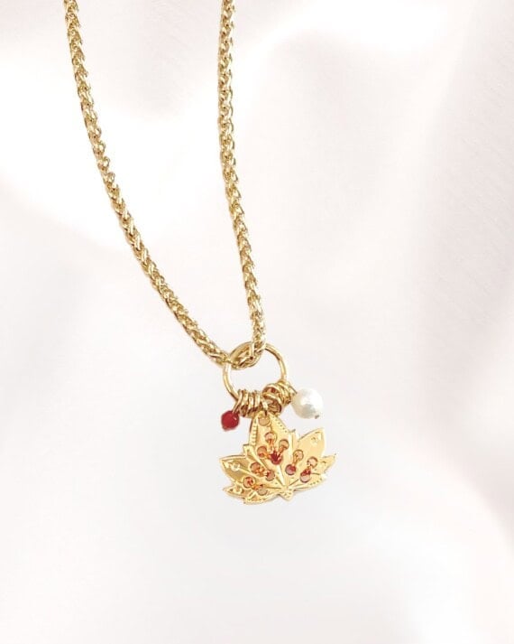 collier amulette cuivrée feuille de lotus poisson plume bjoux