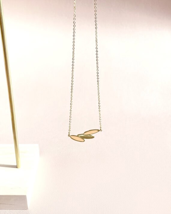 collier plumes rose nude chez poisson plume bijoux