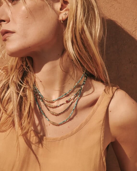 Femme portant plusieurs colliers amaia pyrite