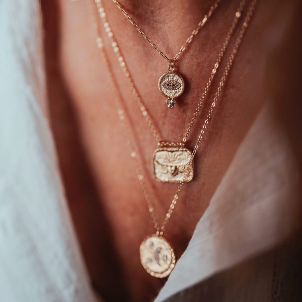 accumulation de colliers femme bijoux gri-gri porte-bonheur vb