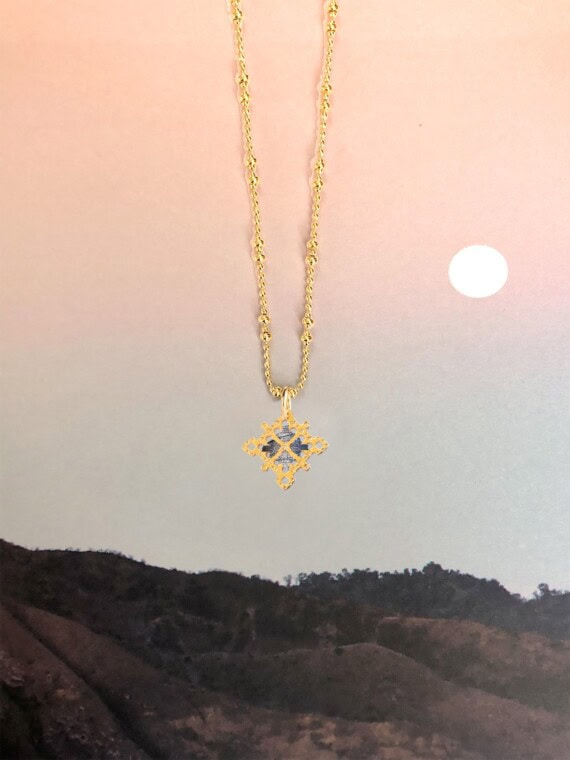 Collier médaille Colima Gris Minéral Vibrant – Image 3